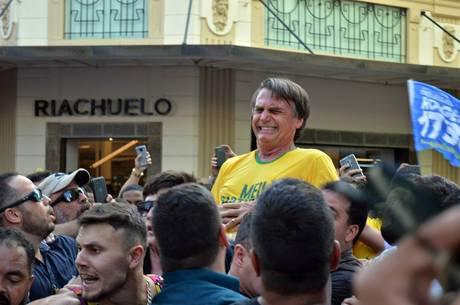 Bolsonaro recebe delegado que investiga atentado à faca