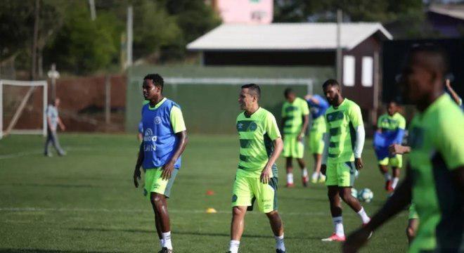 Elicarlos pede cobrança interna na Chapecoense para melhorar o desempenho