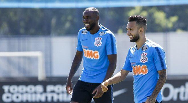 Em treino único antes de viagem, Carille esboça defesa do Corinthians