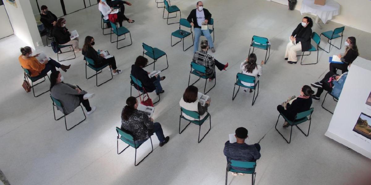 Autor de livro sobre Balneário Camboriú participa de formação com professores