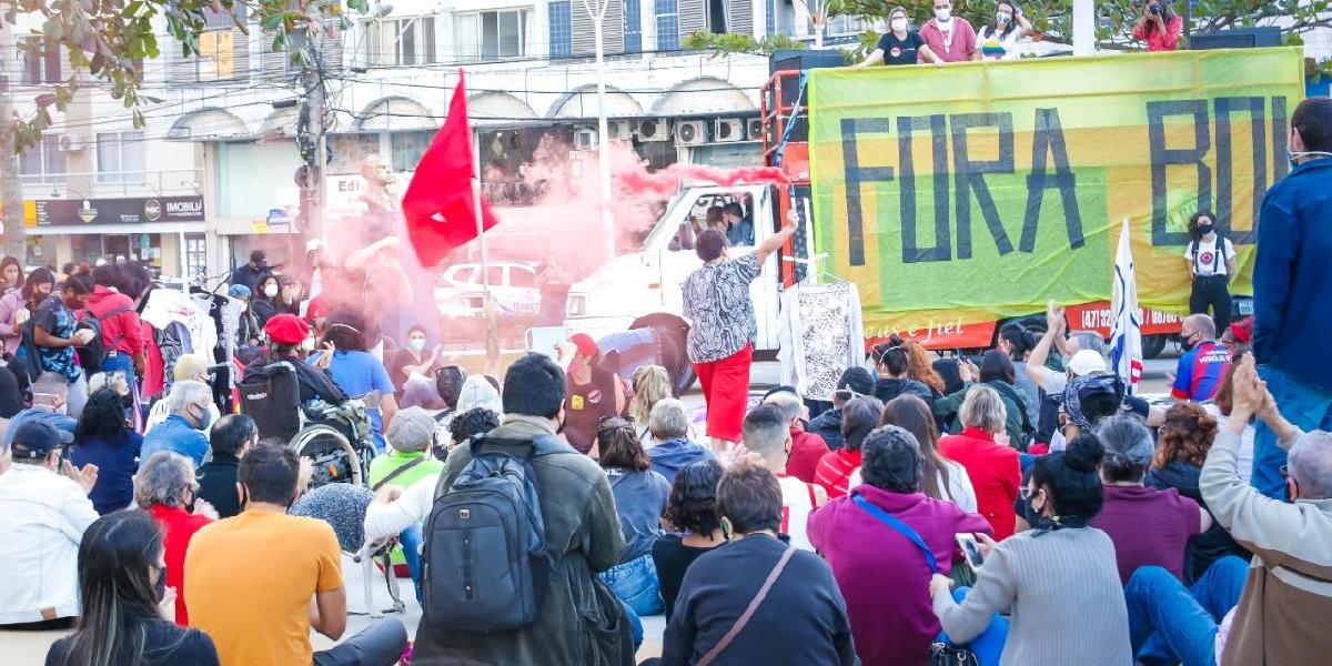 Balneário Camboriú : População toma a praça contra Bolsonaro