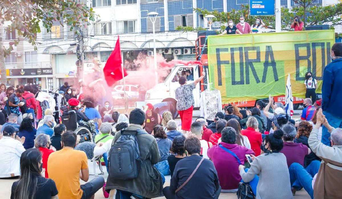 Balneário Camboriú : População toma a praça contra Bolsonaro