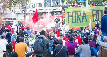 Balneário Camboriú : População toma a praça contra Bolsonaro