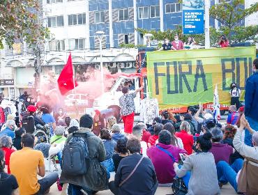 Balneário Camboriú : População toma a praça contra Bolsonaro