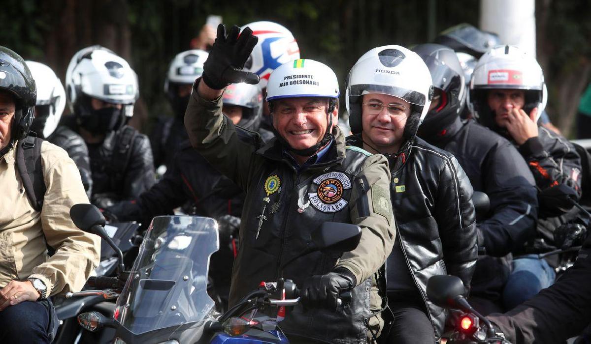 Bolsonaro multado ao participar de ato com motociclistas