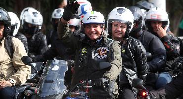 Bolsonaro multado ao participar de ato com motociclistas