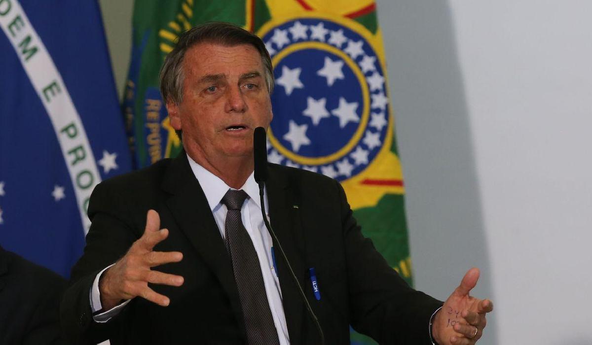 Bolsonaro passa por exames para investigar soluços