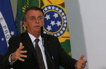 Bolsonaro passa por exames para investigar soluços