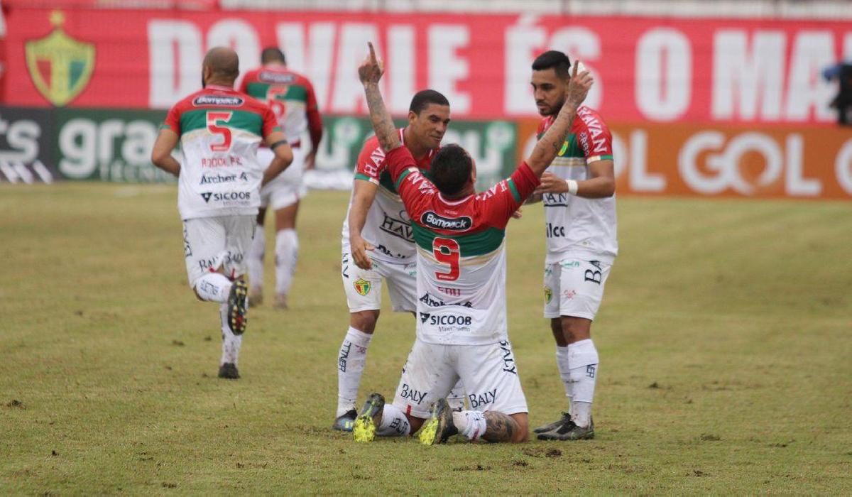 Brusque supera Ponte Preta e vence na volta à Série B após 32 anos