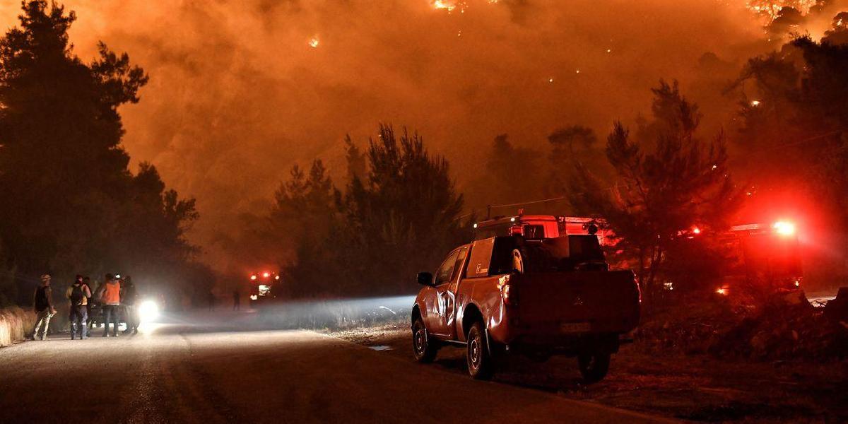 Centenas de bombeiros combatem incêndio florestal na Grécia