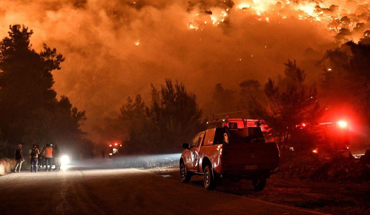 Centenas de bombeiros combatem incêndio florestal na Grécia