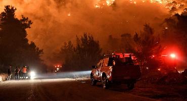 Centenas de bombeiros combatem incêndio florestal na Grécia