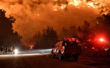 Centenas de bombeiros...