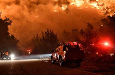 Centenas de bombeiros combatem incêndio florestal na Grécia