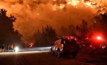 Centenas de bombeiros...