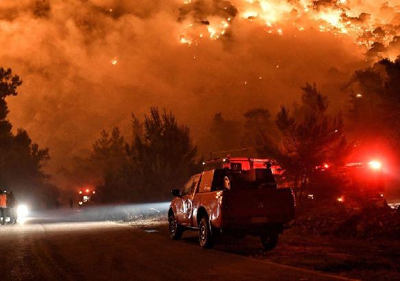 Centenas de bombeiros combatem incêndio florestal na Grécia