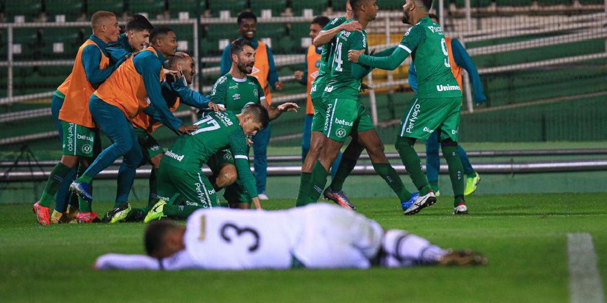 Chapecoense supera Figueirense e se classifica no Catarinense