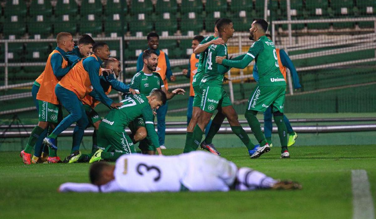 Chapecoense supera Figueirense e se classifica no Catarinense