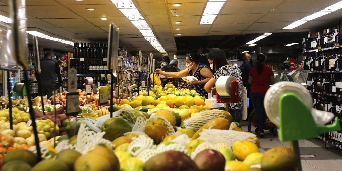 CNC aponta melhorias no mercado de trabalho e retomada no consumo