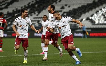 Com gol na reta final do jogo, Fluminense vence Flamengo em São Paulo