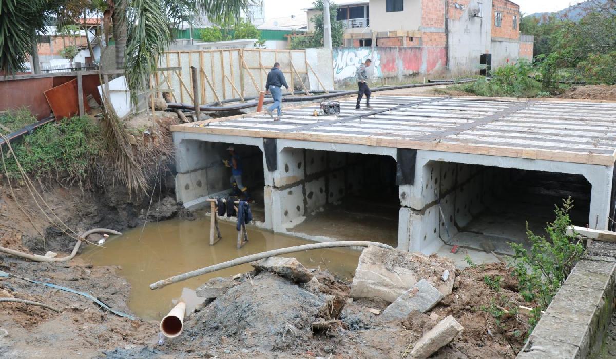 Começa instalação de galerias celulares em uma das pontes do Rio das Ostras