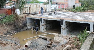 Começa instalação de galerias celulares em uma das pontes do Rio das Ostras