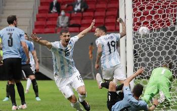 Copa América: no clássico do Rio da Prata, Argentina supera Uruguai