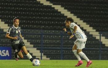 Corinthians vence Grêmio e toma liderança do Brasileiro Feminino