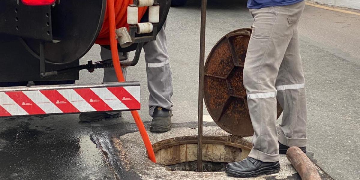 Descarte incorreto de resíduos causa obstrução da rede coletora de esgoto