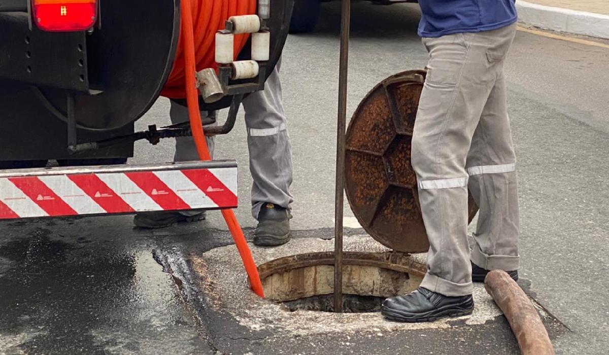 Descarte incorreto de resíduos causa obstrução da rede coletora de esgoto