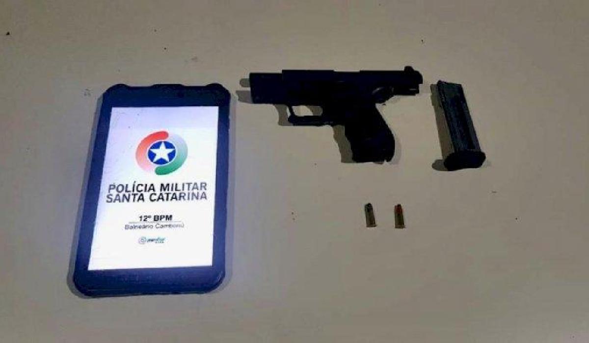 Duas pessoas são presas por porte ilegal de arma de fogo