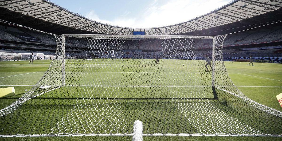 Duelo dos Atléticos: Galo e Dragão jogam nesta quinta de olho no G4