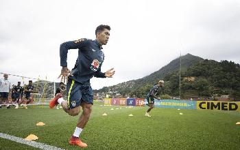 Eliminatórias: seleção faz último treino antes de viagem para o RS