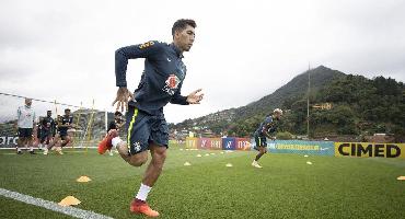 Eliminatórias: seleção faz último treino antes de viagem para o RS