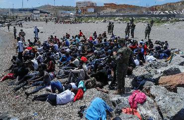 Exército espanhol vai a Ceuta para controlar \"avalanche\" de imigrantes