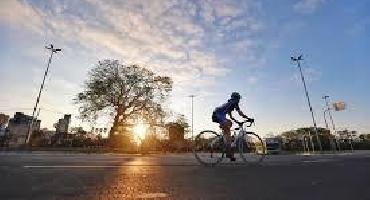 Feriadão com sol entre nuvens e temperatura amena