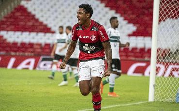 Flamengo vence Coritiba...