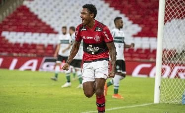 Flamengo vence Coritiba...