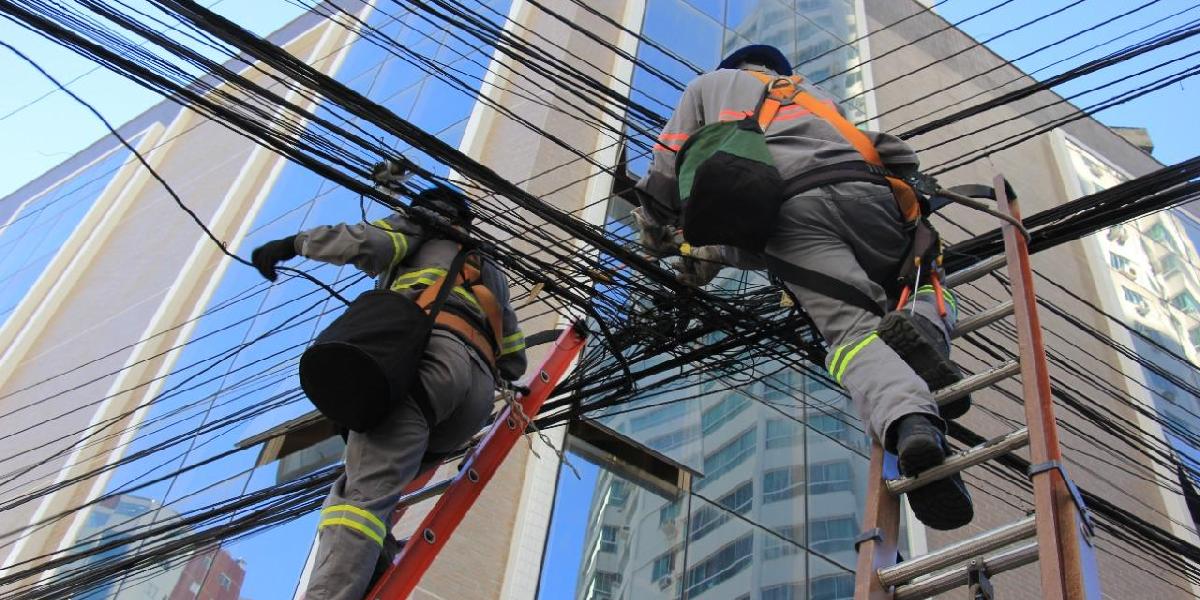 Força-tarefa para retirada de fios obsoletos de postes começa na Rua Miguel Matte