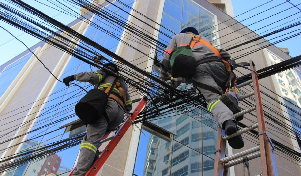 Força-tarefa para retirada de fios obsoletos de postes começa na Rua Miguel Matte