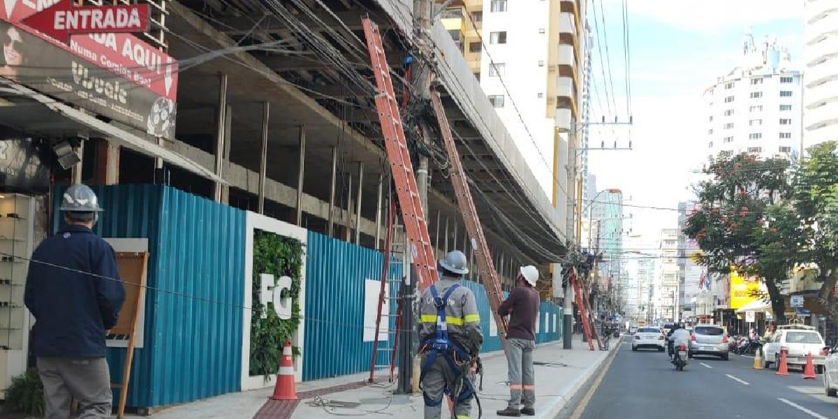 Força-tarefa para retirada de fios obsoletos de postes está na Avenida Brasil