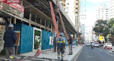 Força-tarefa para retirada de fios obsoletos de postes está na Avenida Brasil