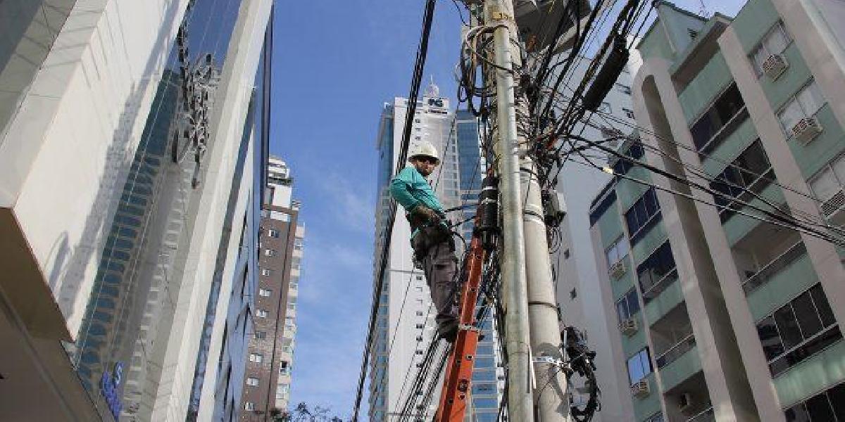 Força-tarefa para retirada de fios obsoletos de postes na Quinta Avenida começa segunda