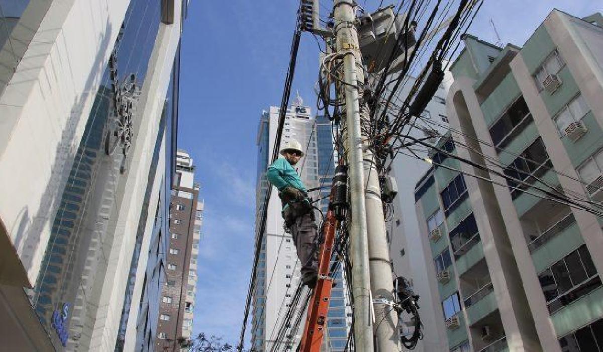 Força-tarefa para retirada de fios obsoletos de postes na Quinta Avenida começa segunda