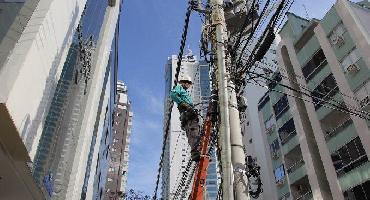 Força-tarefa para retirada de fios obsoletos de postes na Quinta Avenida começa segunda