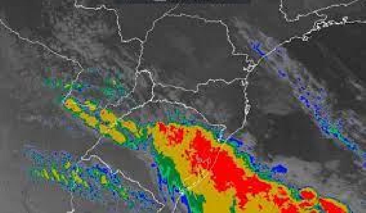 Frente fria em deslocamento sobre SC, provocando chuva.