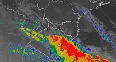 Frente fria em deslocamento sobre SC, provocando chuva.