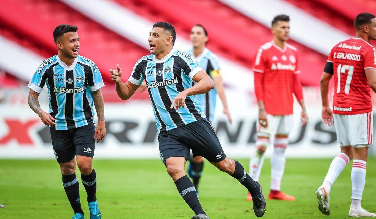 Grêmio vira sobre Internacional e fica a um empate do tetra gaúcho