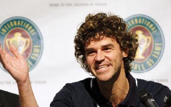 Há 20 anos, Gustavo Kuerten se tornava tricampeão de Roland Garros