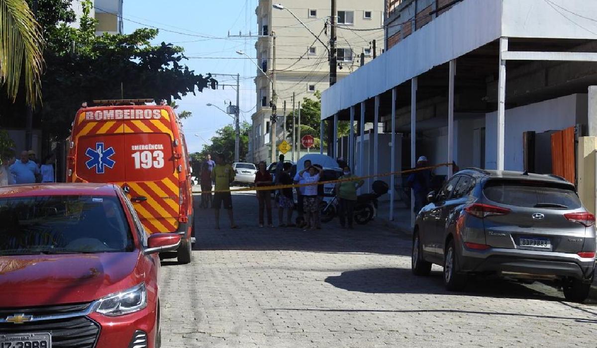 Homem armado com faca ameaça se jogar de prédio